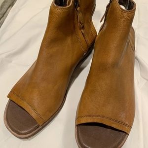 Gee WaWa.  Camel / brown open toed  and heel sandal bootie. Soft leather, sz 8